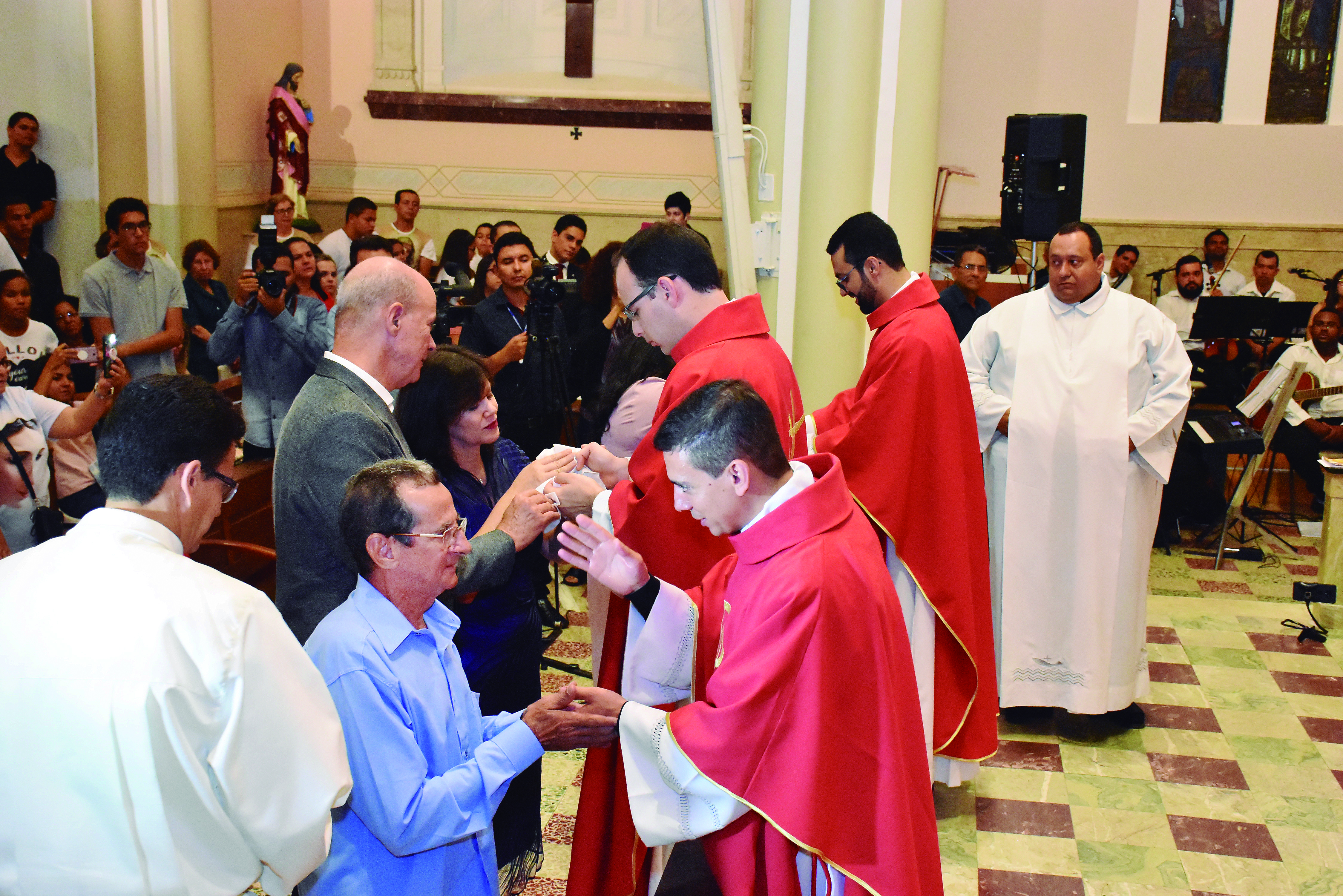 Pe. Adnilson Pedro Gomes, na sua ordenação presbiteral  com o seu pai, o Sr. Alarico Gomes Pereira.